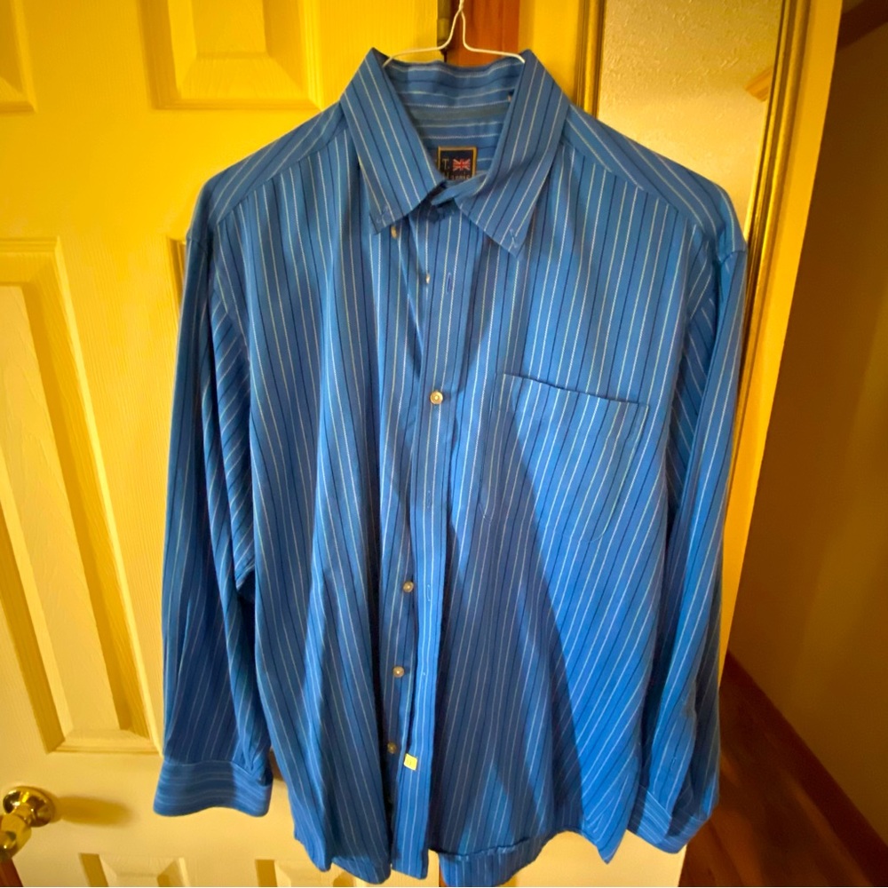 T. Harris London button down long sleeve shirt. Sz L